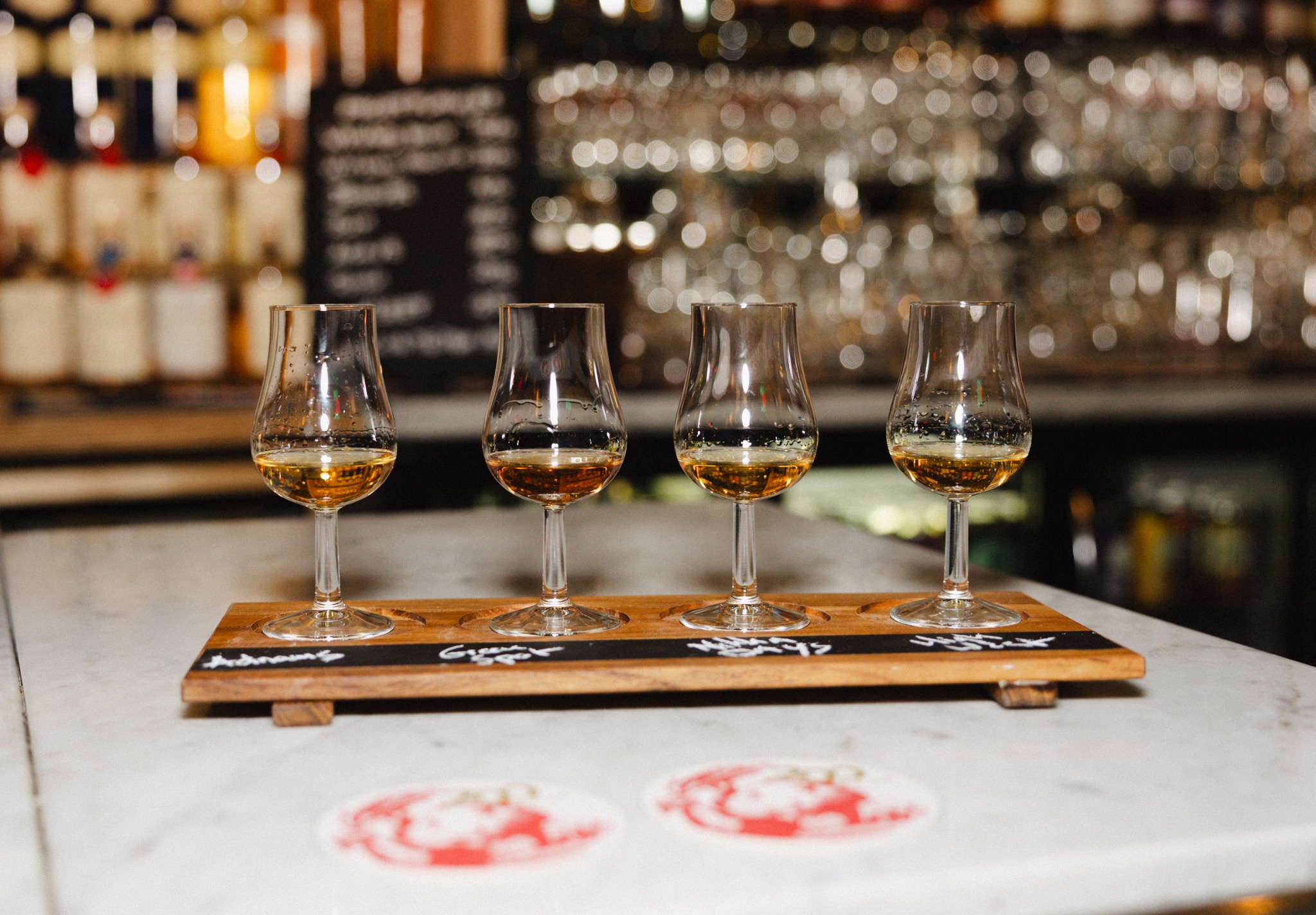 Proefplank met bierglazen bij Hoppzak